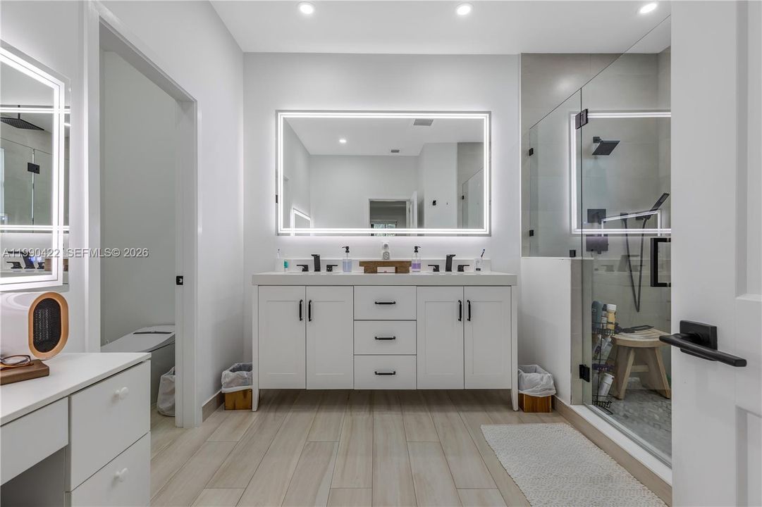 Vendido Recientemente: $1,400,000 (5 camas, 5 baños, 3132 Pies cuadrados)