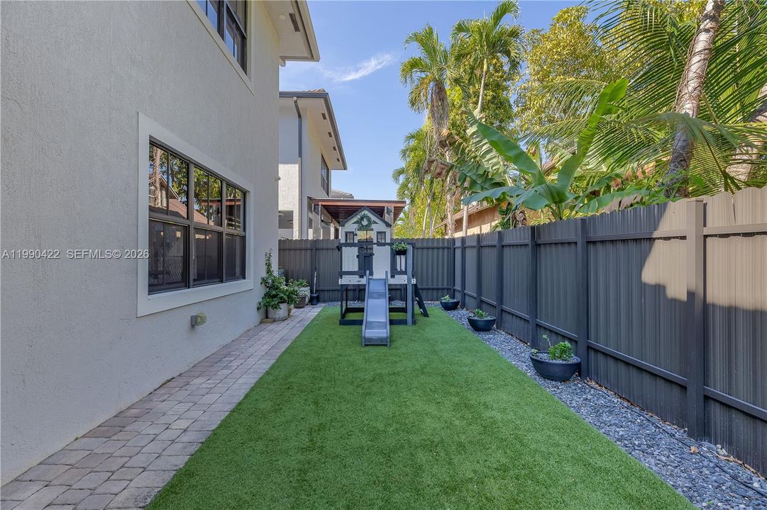 Vendido Recientemente: $1,400,000 (5 camas, 5 baños, 3132 Pies cuadrados)
