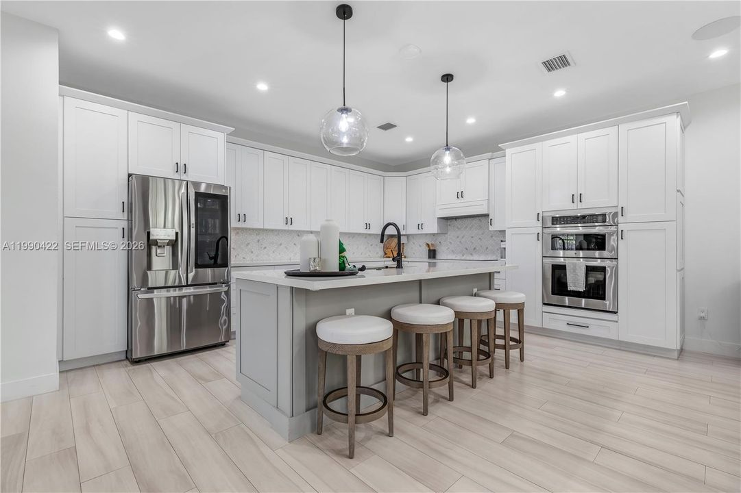 Vendido Recientemente: $1,400,000 (5 camas, 5 baños, 3132 Pies cuadrados)