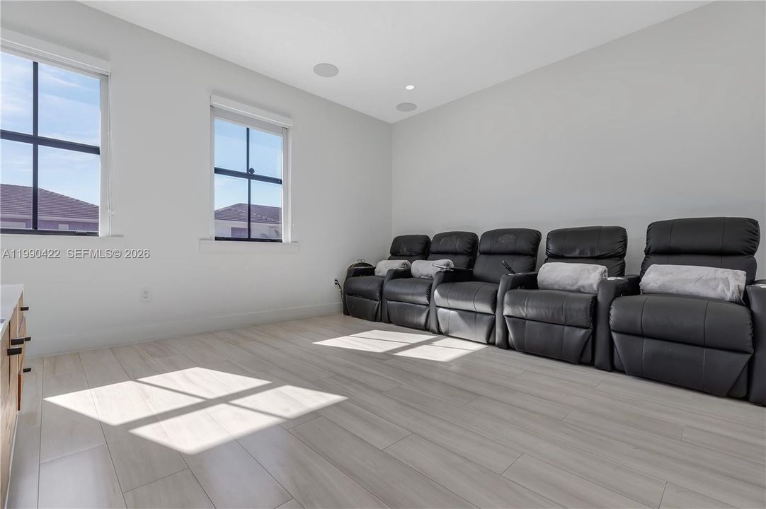 Vendido Recientemente: $1,400,000 (5 camas, 5 baños, 3132 Pies cuadrados)