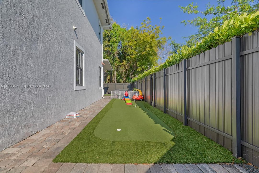 Vendido Recientemente: $1,400,000 (5 camas, 5 baños, 3132 Pies cuadrados)