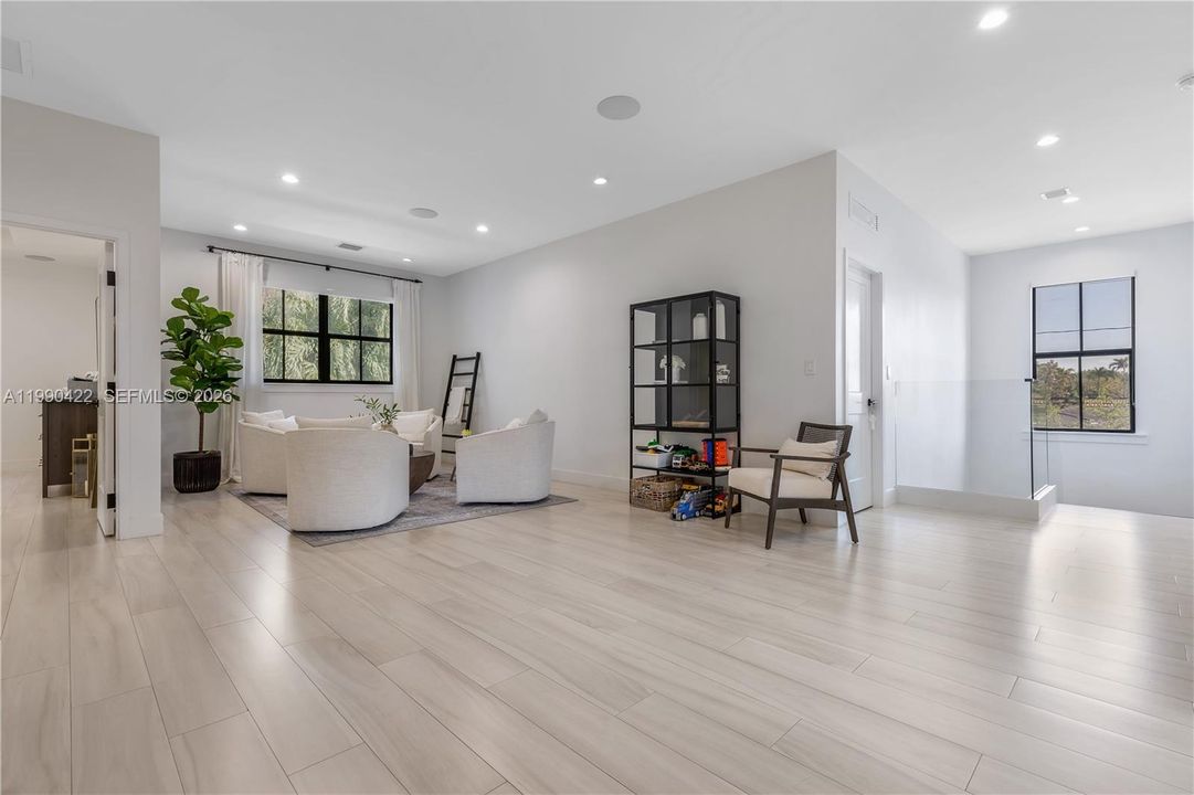 Vendido Recientemente: $1,400,000 (5 camas, 5 baños, 3132 Pies cuadrados)