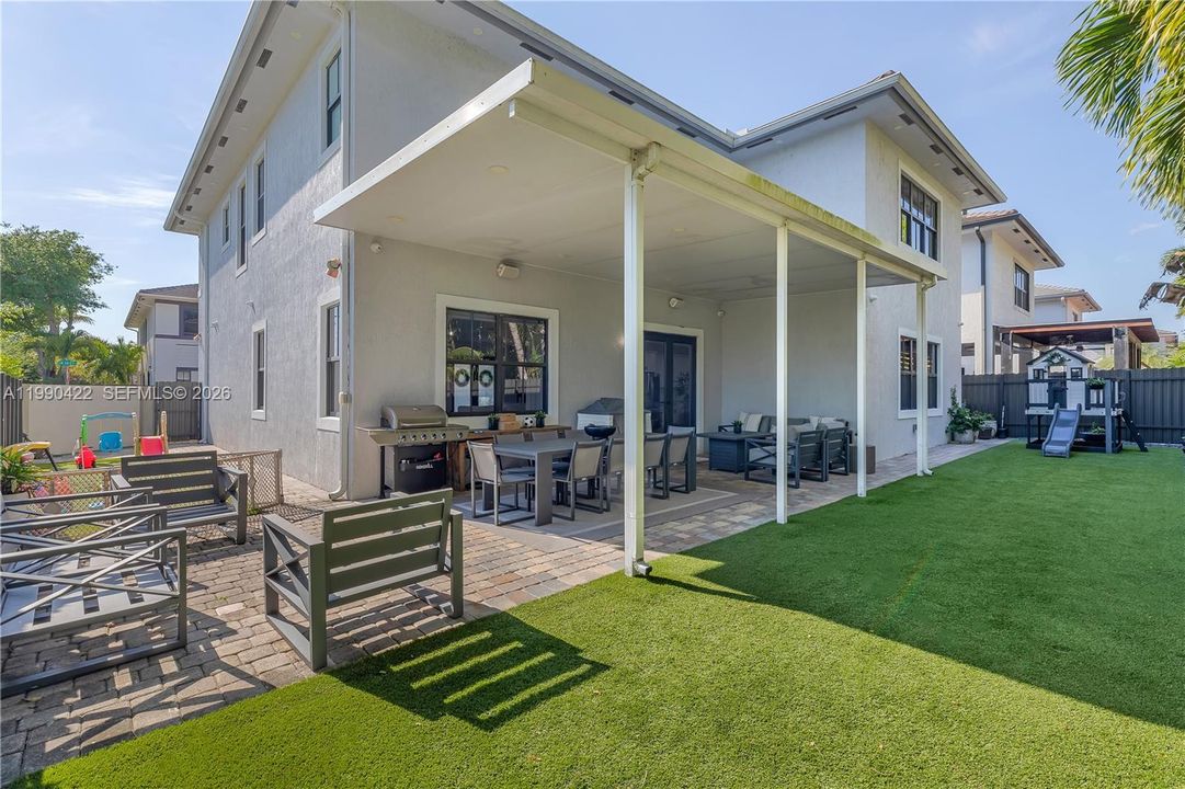 Vendido Recientemente: $1,400,000 (5 camas, 5 baños, 3132 Pies cuadrados)