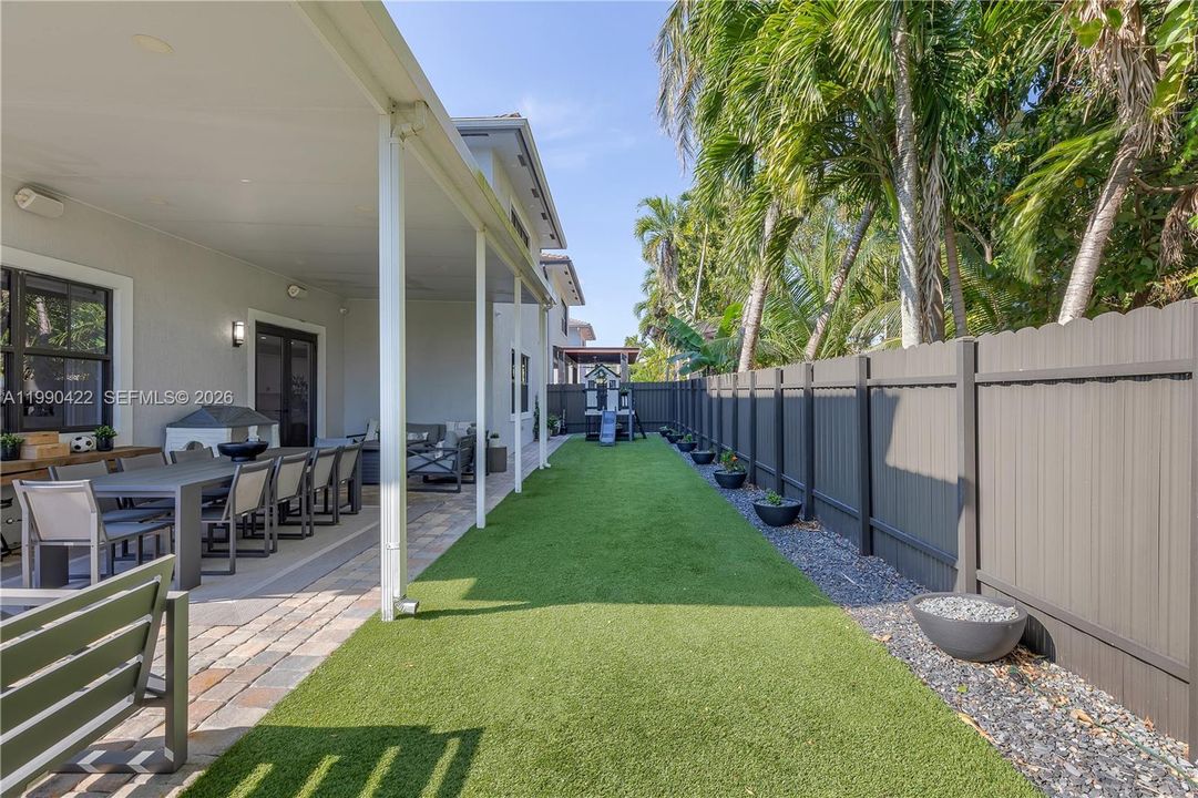 Vendido Recientemente: $1,400,000 (5 camas, 5 baños, 3132 Pies cuadrados)