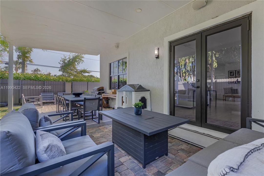 Vendido Recientemente: $1,400,000 (5 camas, 5 baños, 3132 Pies cuadrados)