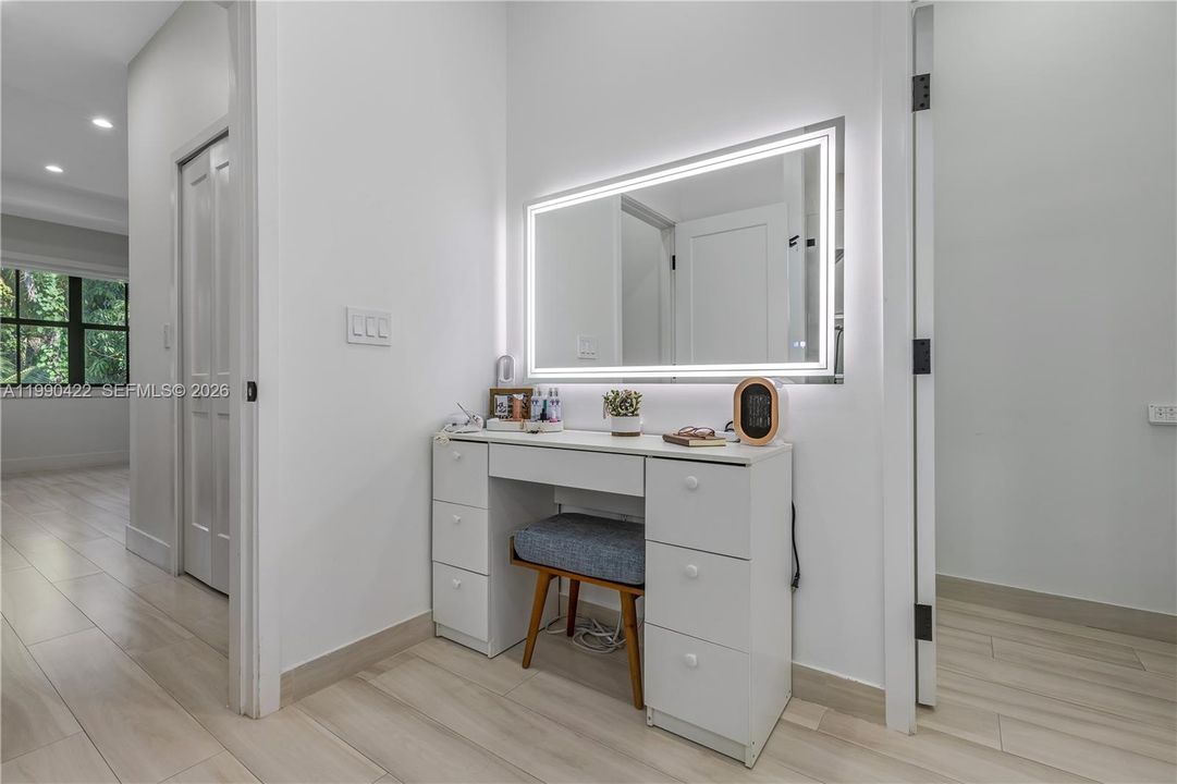 Vendido Recientemente: $1,400,000 (5 camas, 5 baños, 3132 Pies cuadrados)