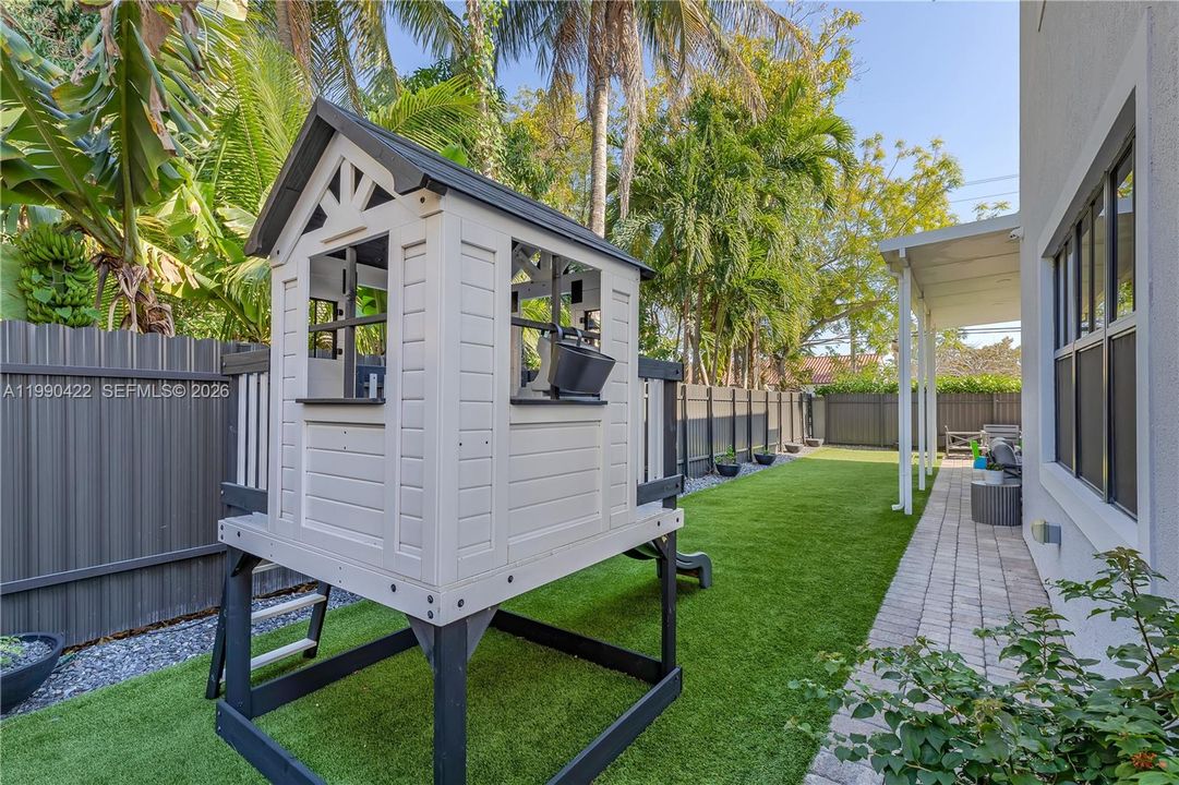 Vendido Recientemente: $1,400,000 (5 camas, 5 baños, 3132 Pies cuadrados)