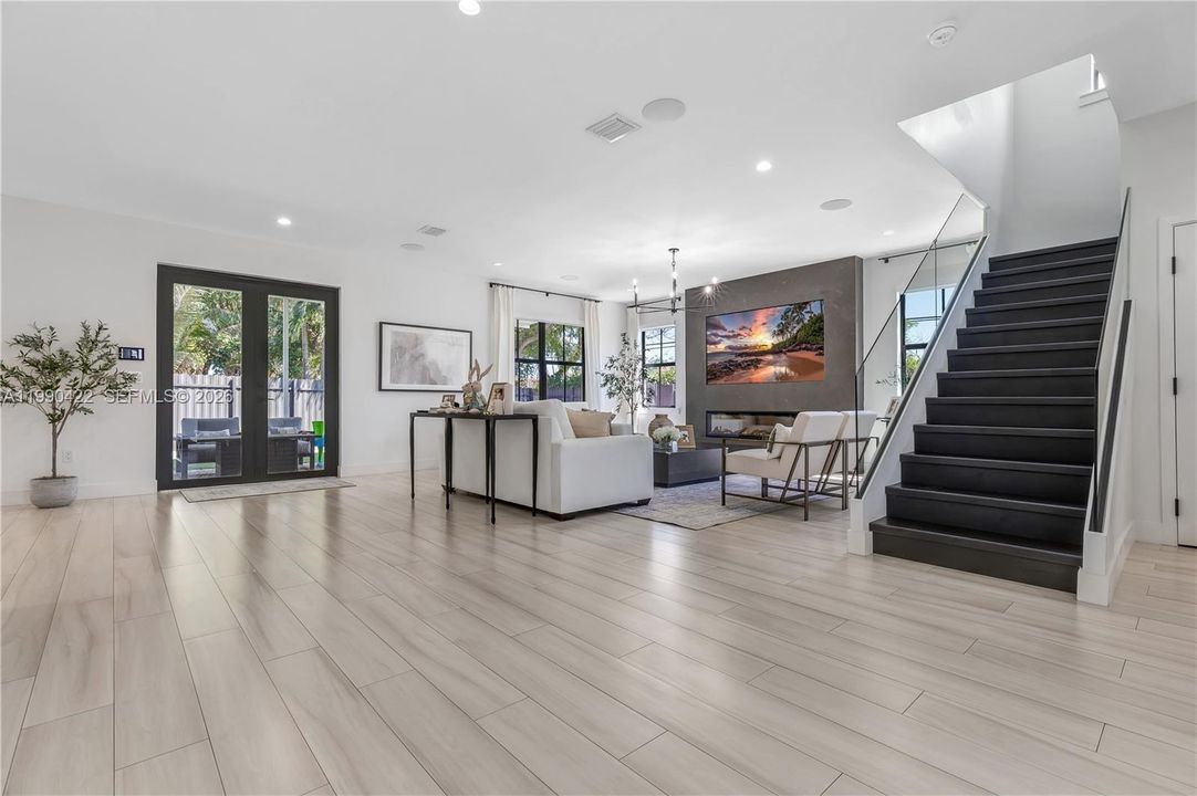 Vendido Recientemente: $1,400,000 (5 camas, 5 baños, 3132 Pies cuadrados)