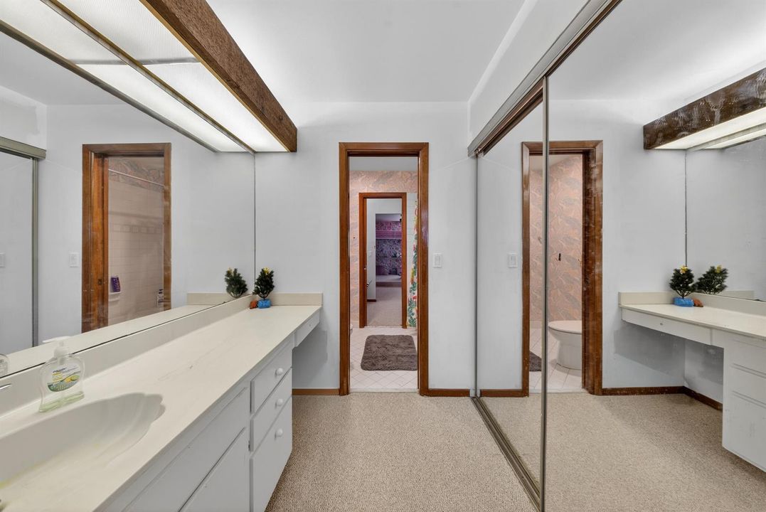 Jack & Jill Full Bath - Floor 2
