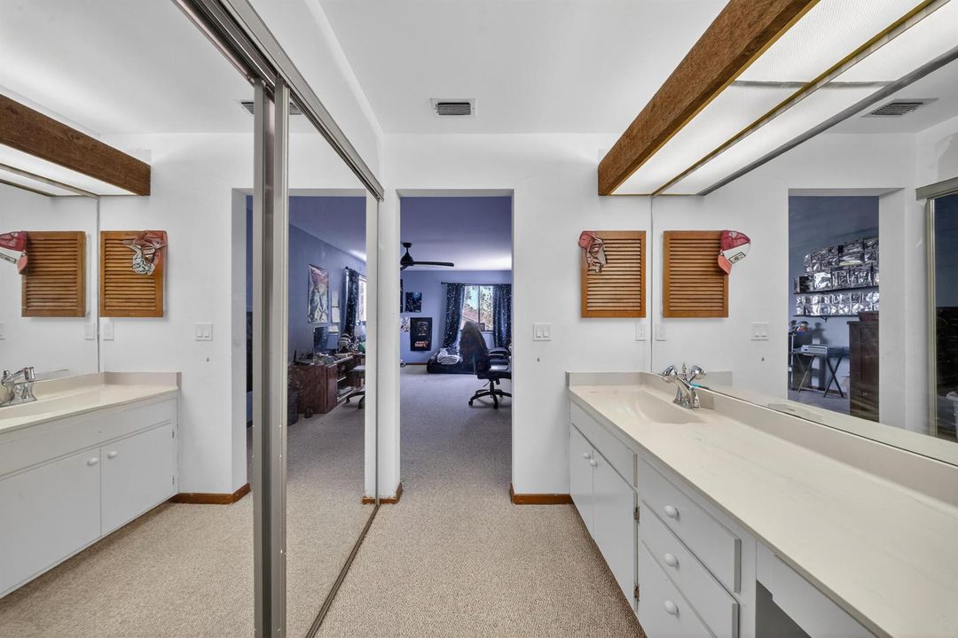 Jack & Jill Full Bath - Floor 2