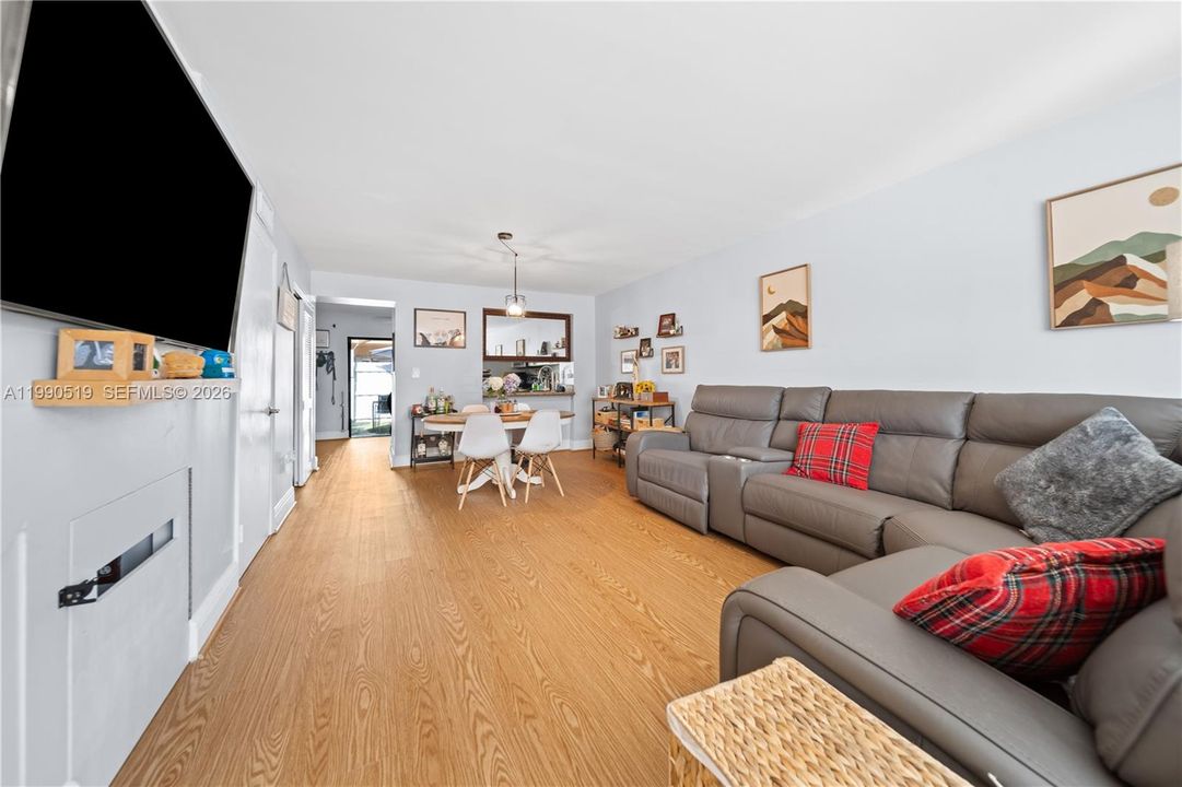 Activo con contrato: $425,000 (2 camas, 1 baños, 1152 Pies cuadrados)