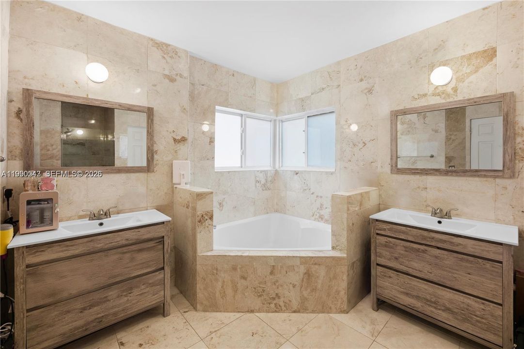 合同活跃: $6,300 (5 贝兹, 3 浴室, 2569 平方英尺)
