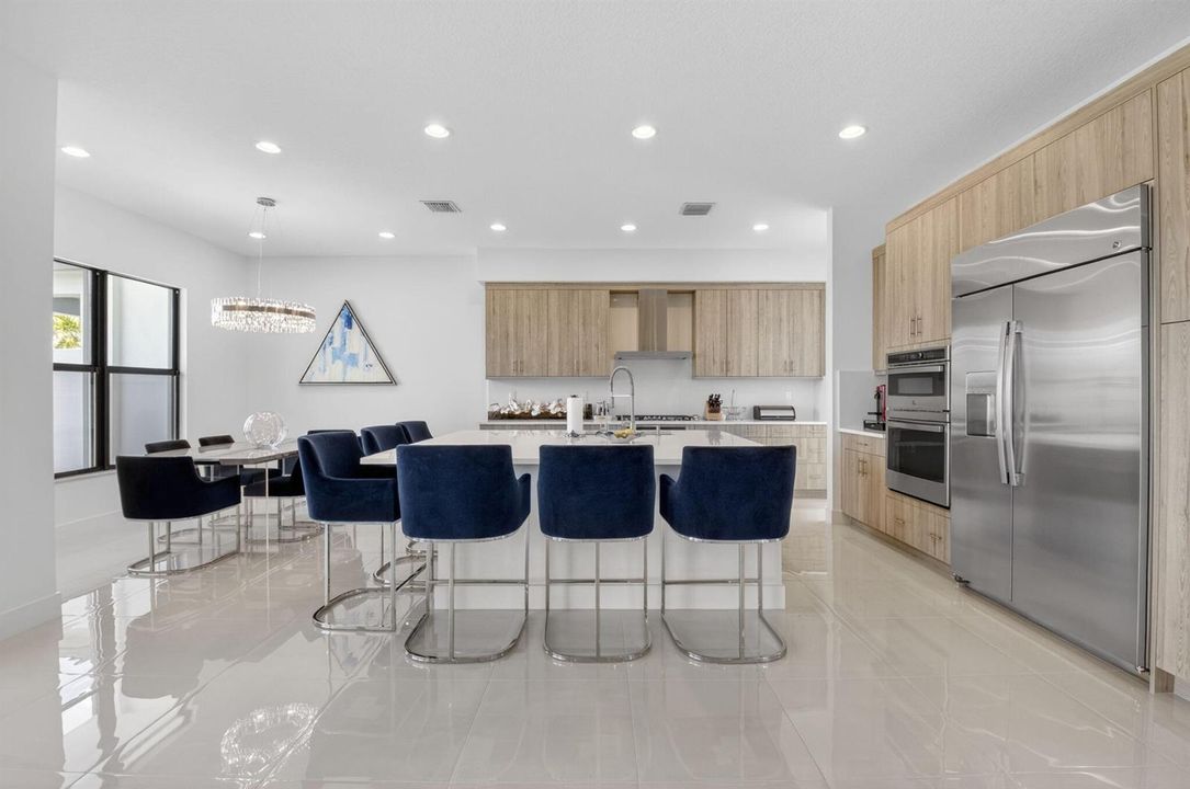 eat-in kitchen