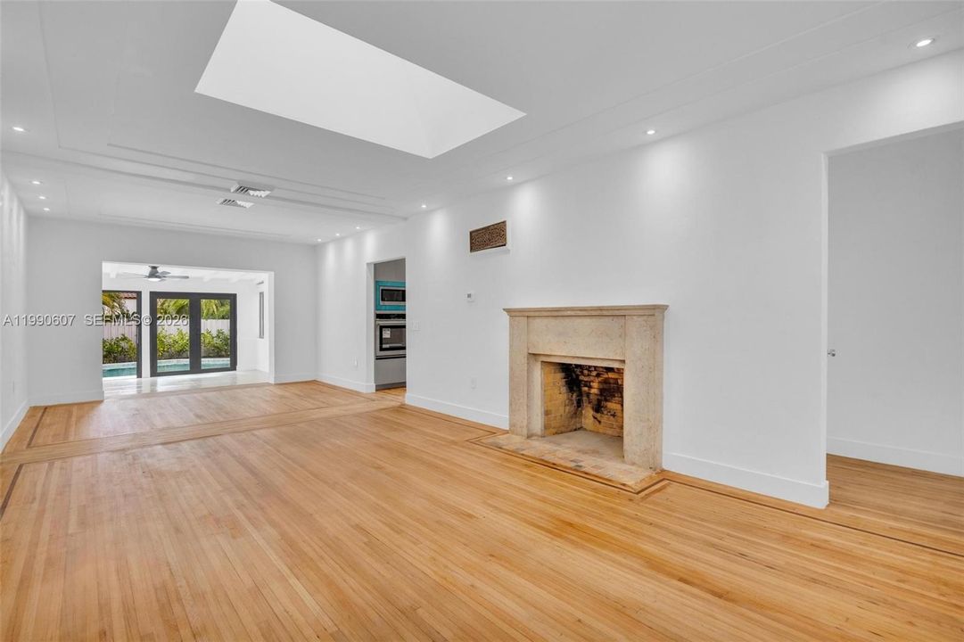 En Venta: $1,599,999 (3 camas, 3 baños, 1716 Pies cuadrados)