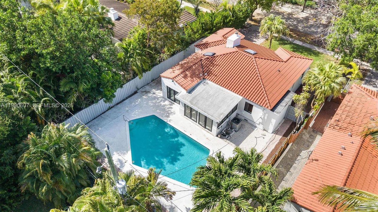 En Venta: $1,599,999 (3 camas, 3 baños, 1716 Pies cuadrados)