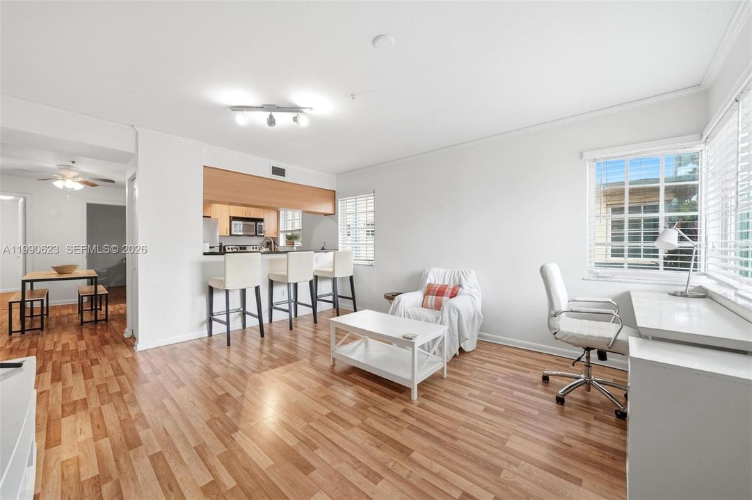 На продажу: $399,000 (2 спален, 2 ванн, 825 Квадратных фут)