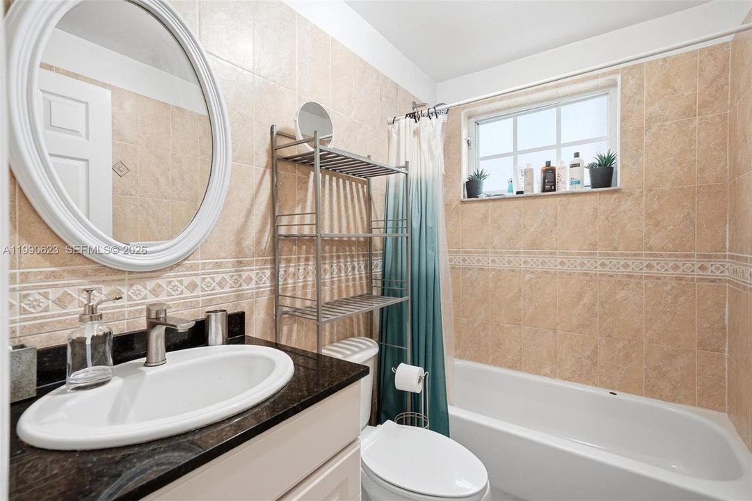 На продажу: $399,000 (2 спален, 2 ванн, 825 Квадратных фут)