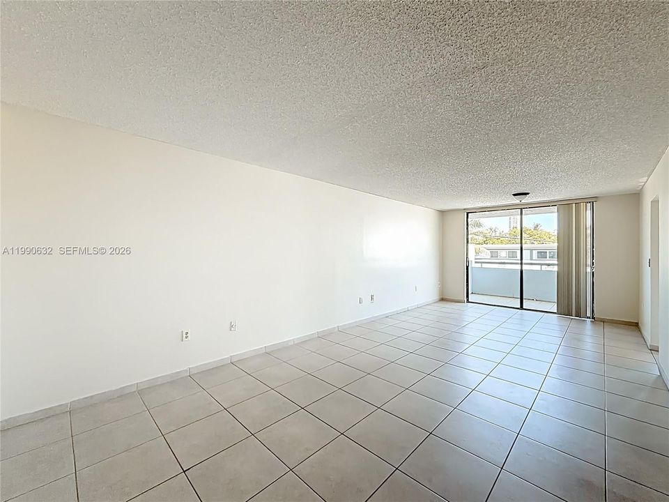 Под контрактом: $239,000 (2 спален, 2 ванн, 1083 Квадратных фут)