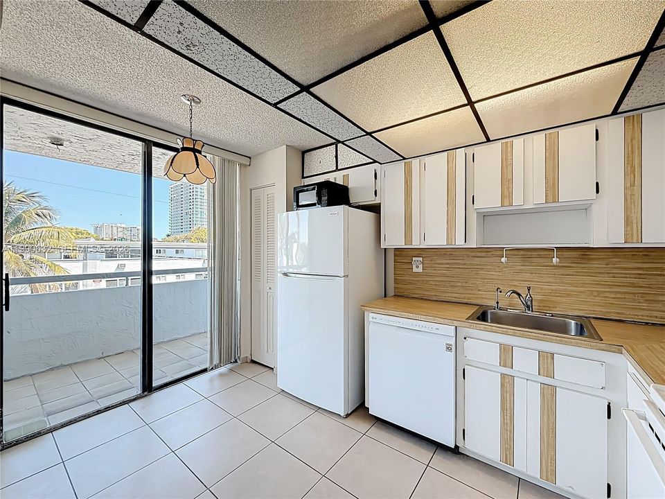 Под контрактом: $239,000 (2 спален, 2 ванн, 1083 Квадратных фут)