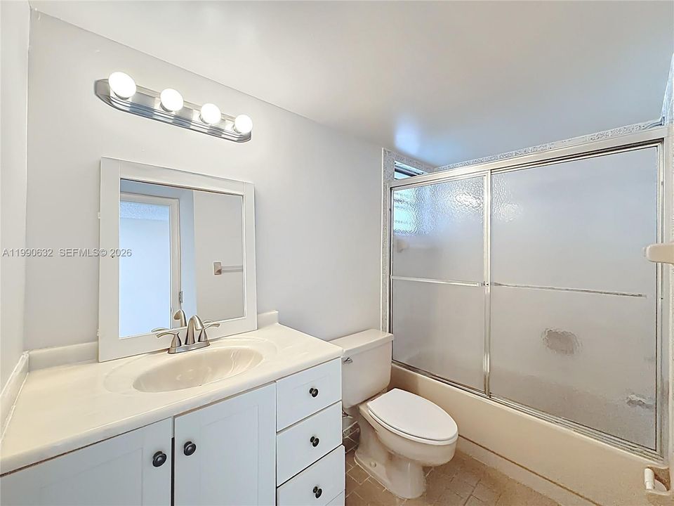 Под контрактом: $239,000 (2 спален, 2 ванн, 1083 Квадратных фут)