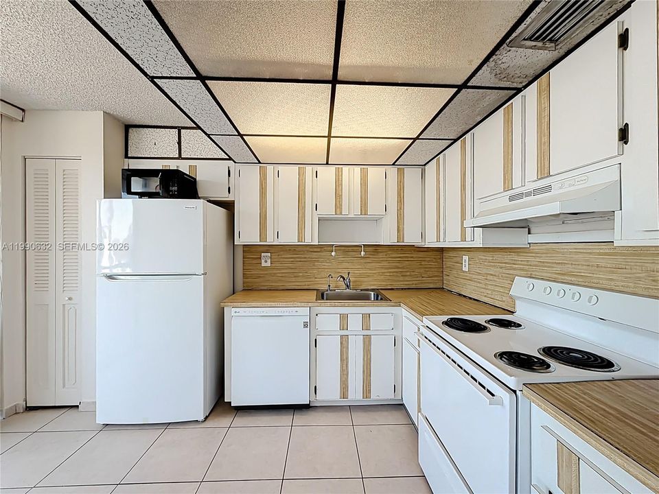 Под контрактом: $239,000 (2 спален, 2 ванн, 1083 Квадратных фут)