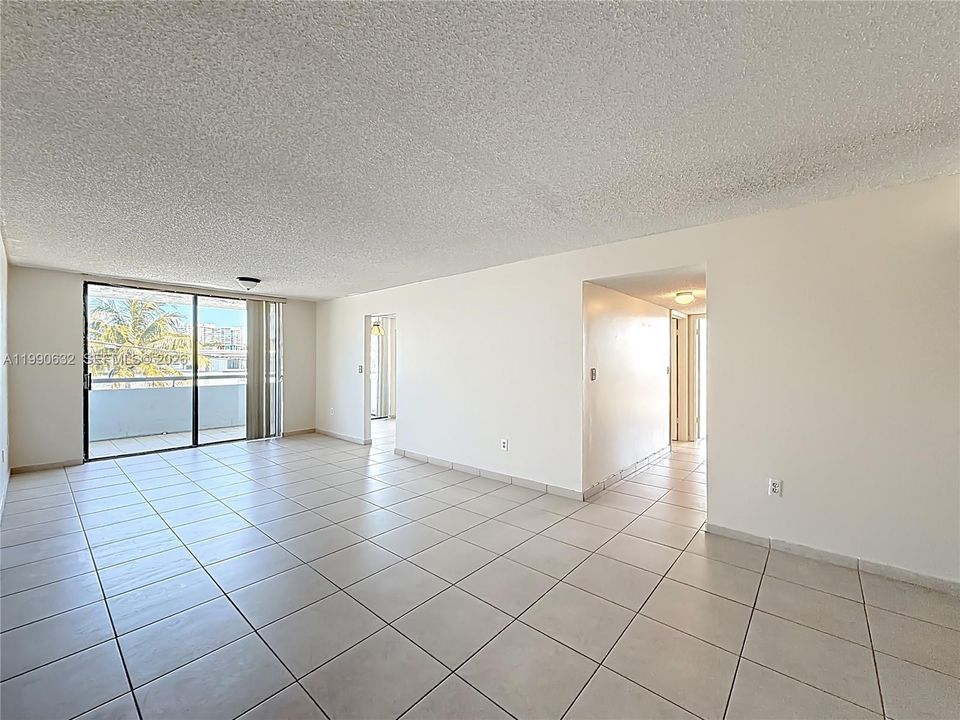 Под контрактом: $239,000 (2 спален, 2 ванн, 1083 Квадратных фут)