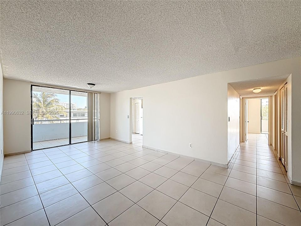 Под контрактом: $239,000 (2 спален, 2 ванн, 1083 Квадратных фут)