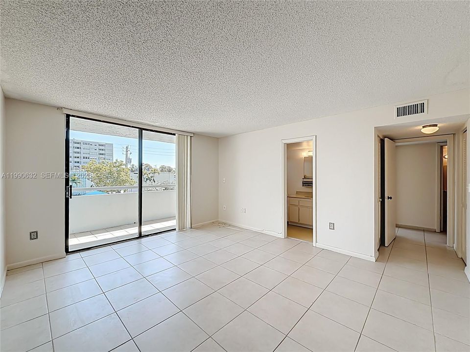 Под контрактом: $239,000 (2 спален, 2 ванн, 1083 Квадратных фут)