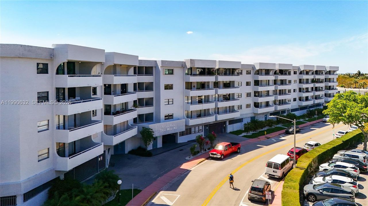 Под контрактом: $239,000 (2 спален, 2 ванн, 1083 Квадратных фут)