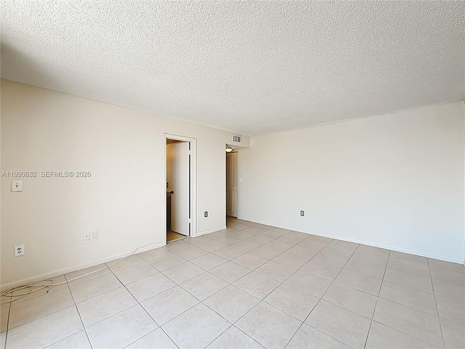 Под контрактом: $239,000 (2 спален, 2 ванн, 1083 Квадратных фут)