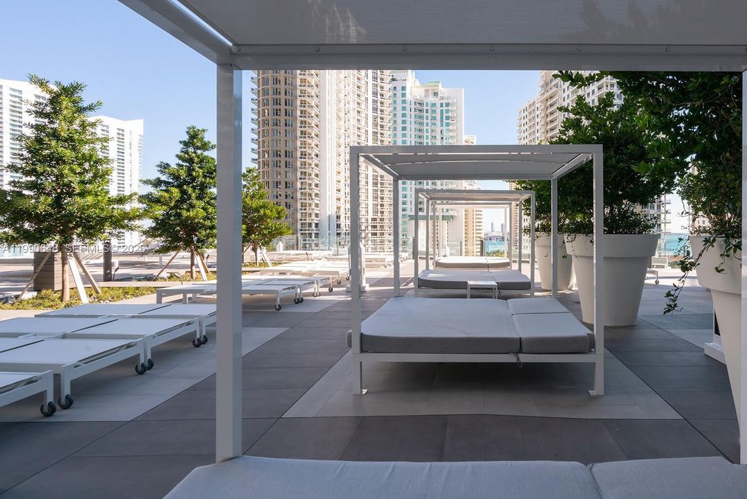 For Sale: $1,049,000 (2 beds, 2 baths, 1347 Square Feet)