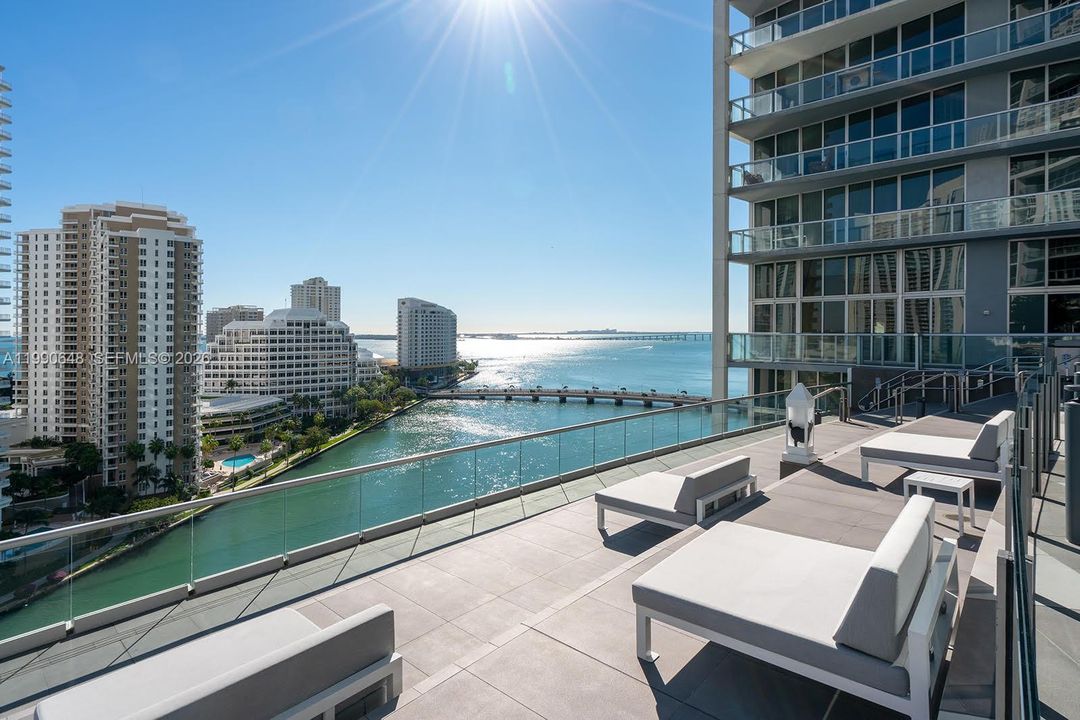 For Sale: $1,049,000 (2 beds, 2 baths, 1347 Square Feet)