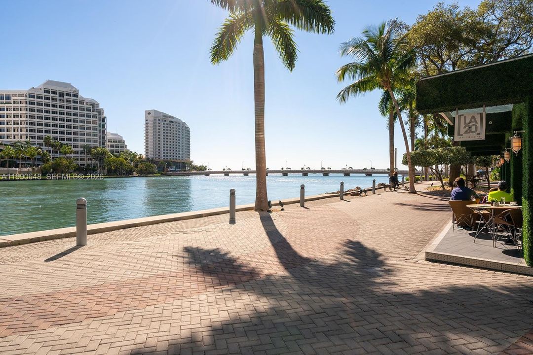 For Sale: $1,049,000 (2 beds, 2 baths, 1347 Square Feet)