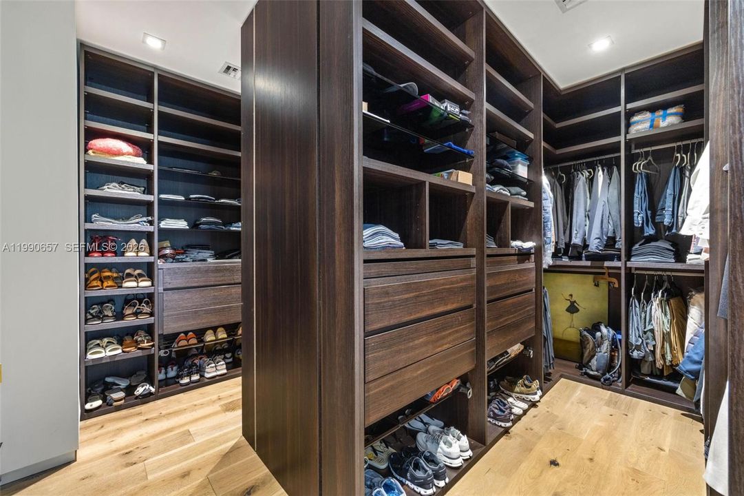 For Sale: $15,750,000 (7 beds, 7 baths, 5713 Square Feet)