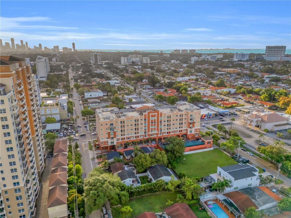 Active With Contract: $360,000 (2 beds, 2 baths, 897 Square Feet)