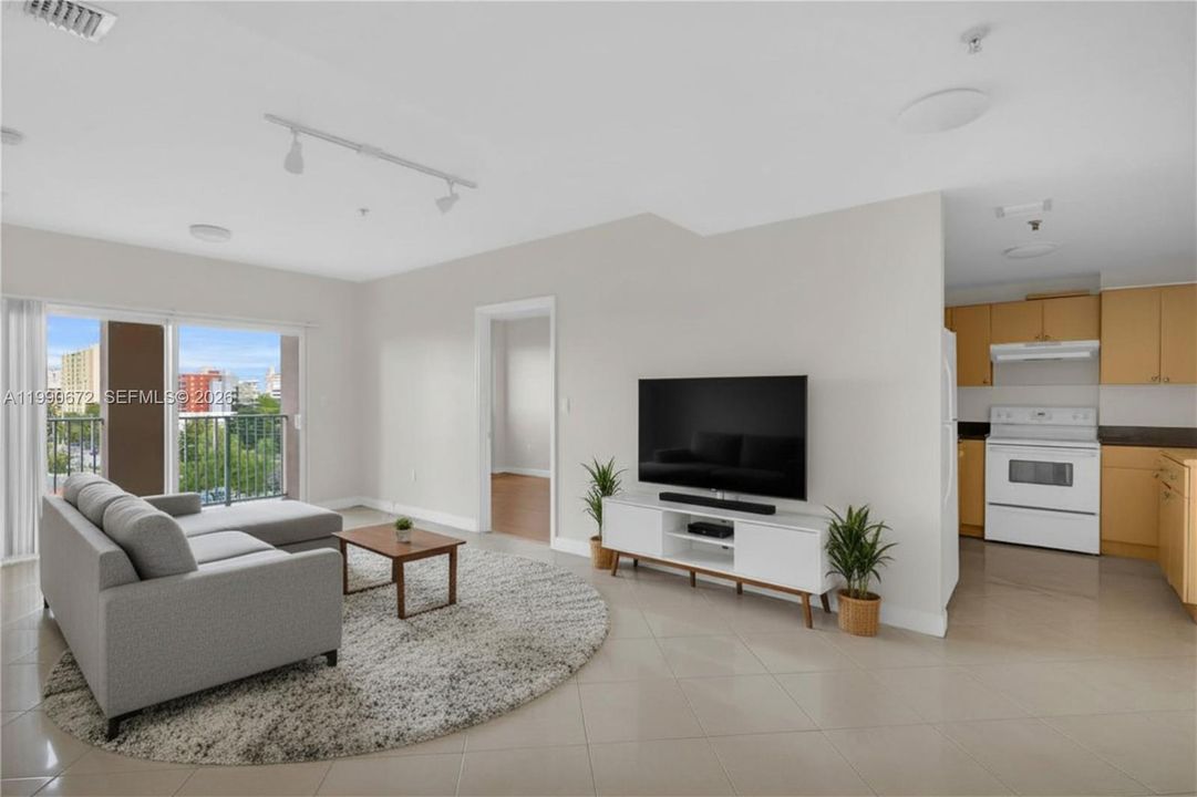 Active With Contract: $360,000 (2 beds, 2 baths, 897 Square Feet)