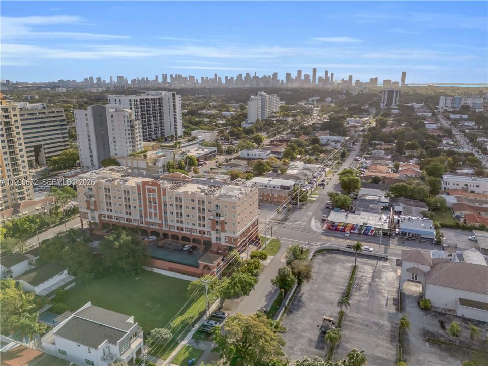 Active With Contract: $360,000 (2 beds, 2 baths, 897 Square Feet)