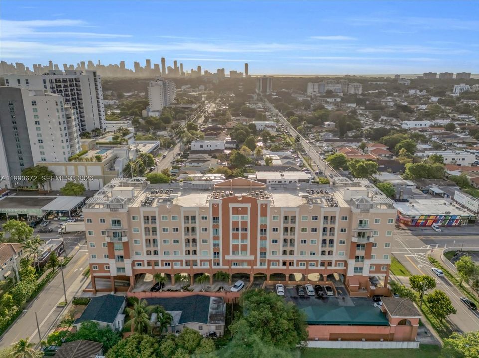 Active With Contract: $360,000 (2 beds, 2 baths, 897 Square Feet)