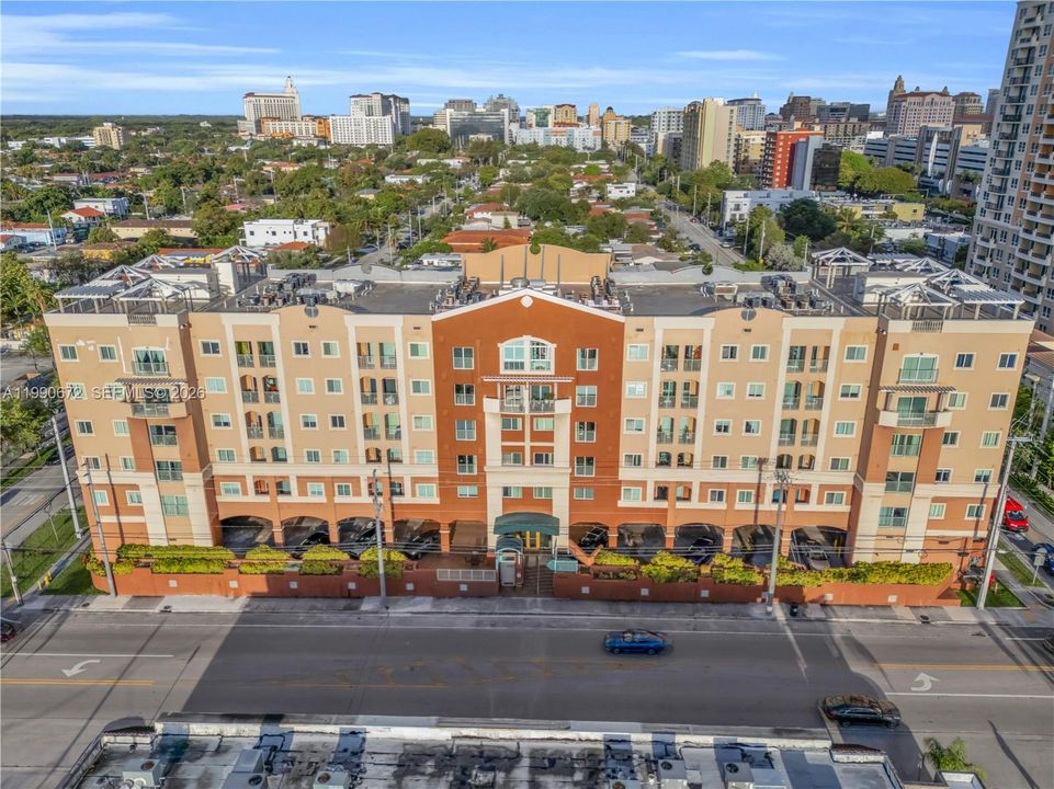 Active With Contract: $360,000 (2 beds, 2 baths, 897 Square Feet)