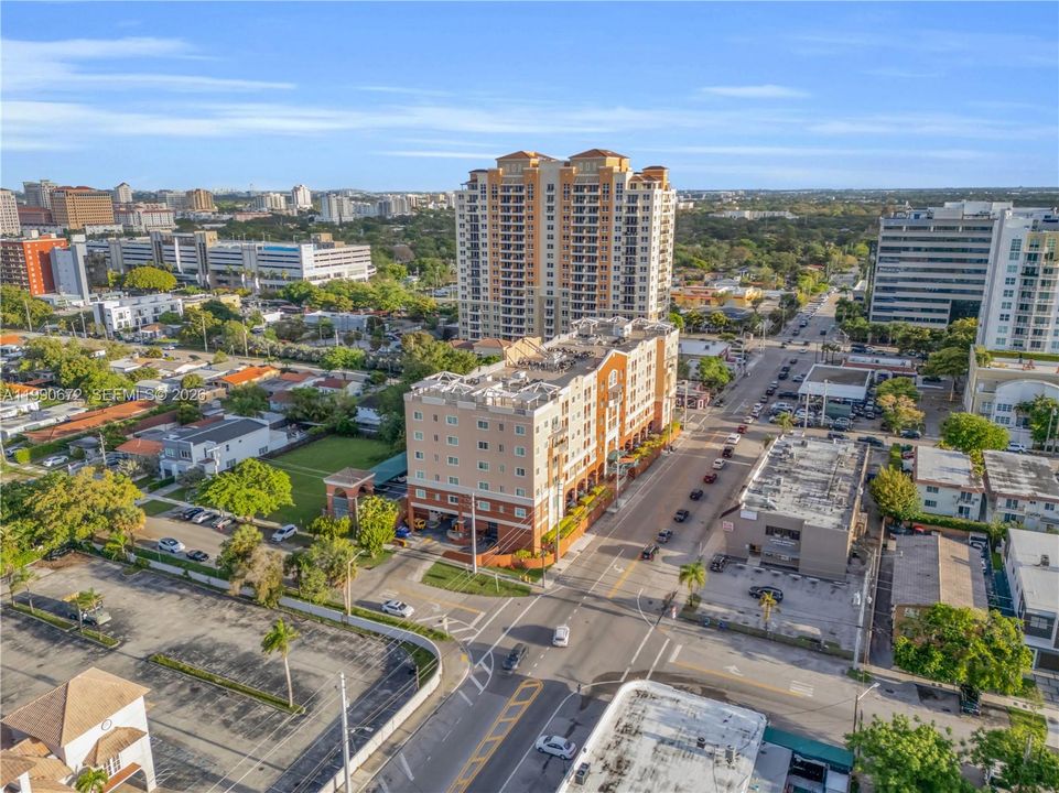 Active With Contract: $360,000 (2 beds, 2 baths, 897 Square Feet)