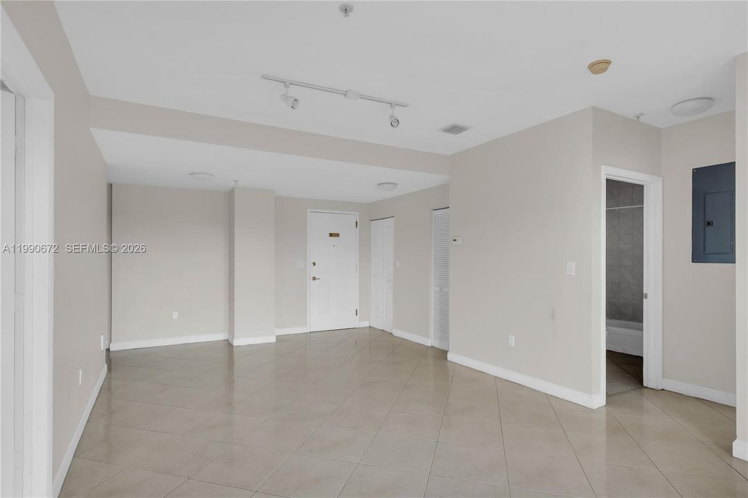 Active With Contract: $360,000 (2 beds, 2 baths, 897 Square Feet)
