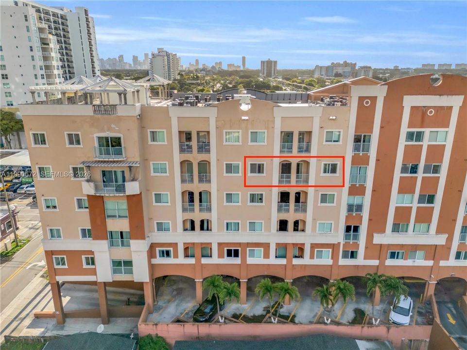 Active With Contract: $360,000 (2 beds, 2 baths, 897 Square Feet)
