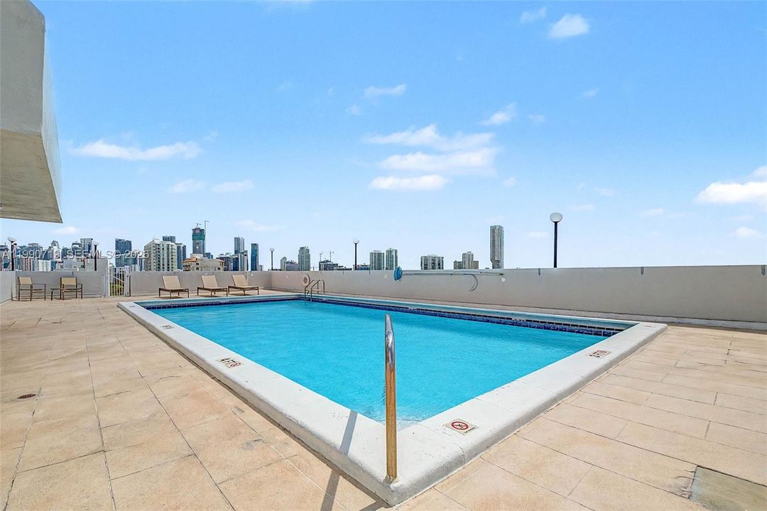 Active With Contract: $2,200 (1 beds, 1 baths, 904 Square Feet)