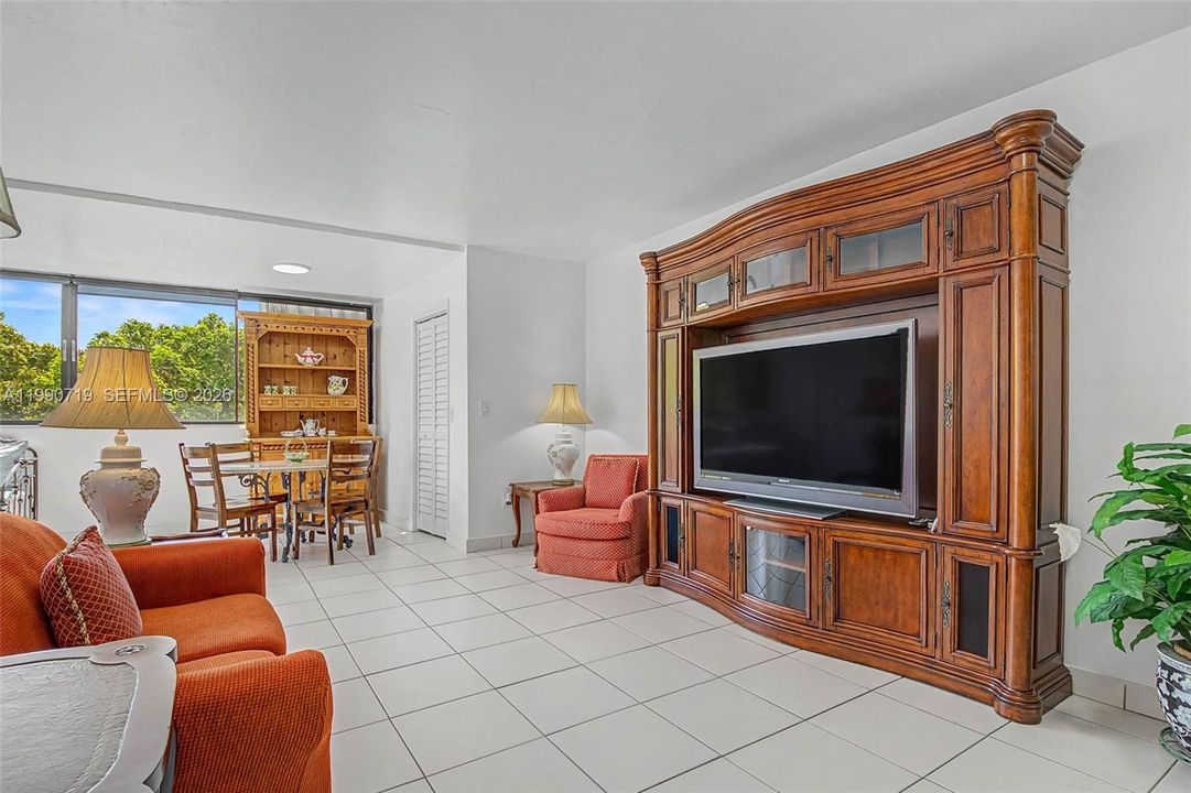 Active With Contract: $2,200 (1 beds, 1 baths, 904 Square Feet)