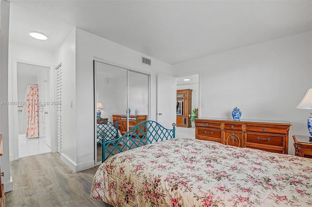 Active With Contract: $2,200 (1 beds, 1 baths, 904 Square Feet)