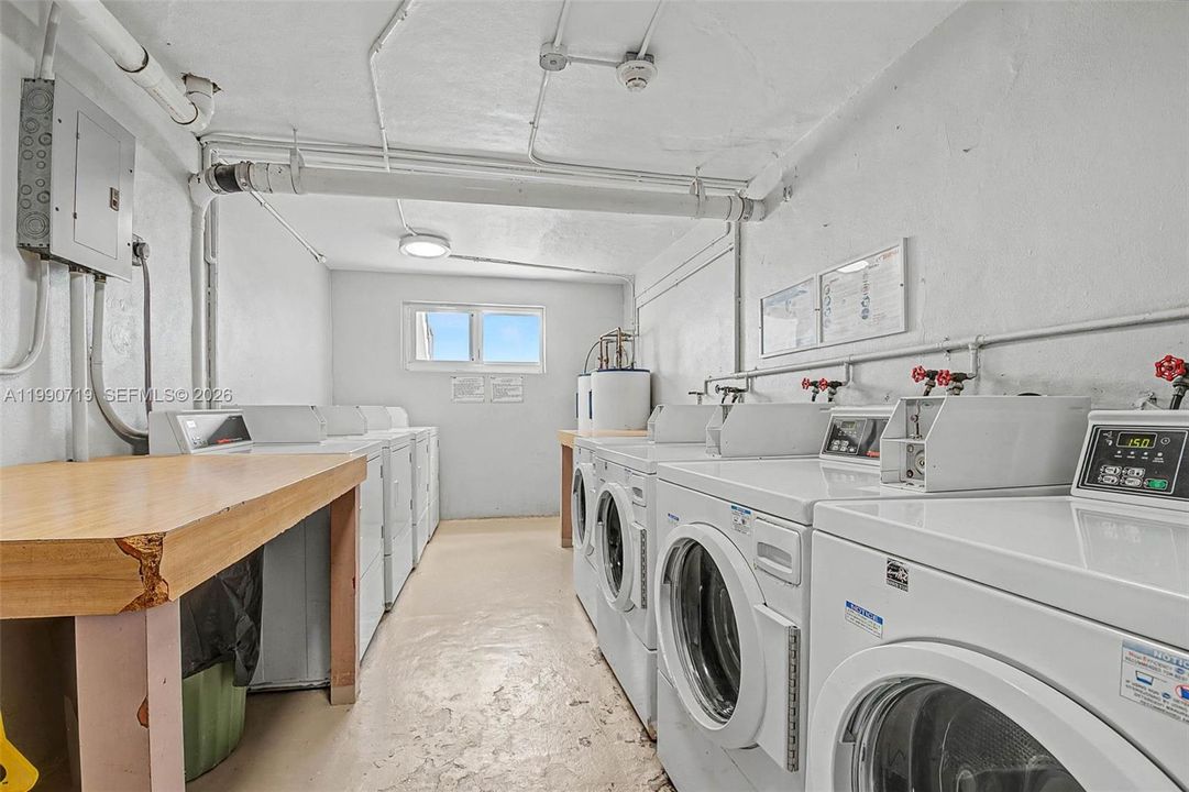 Active With Contract: $2,200 (1 beds, 1 baths, 904 Square Feet)