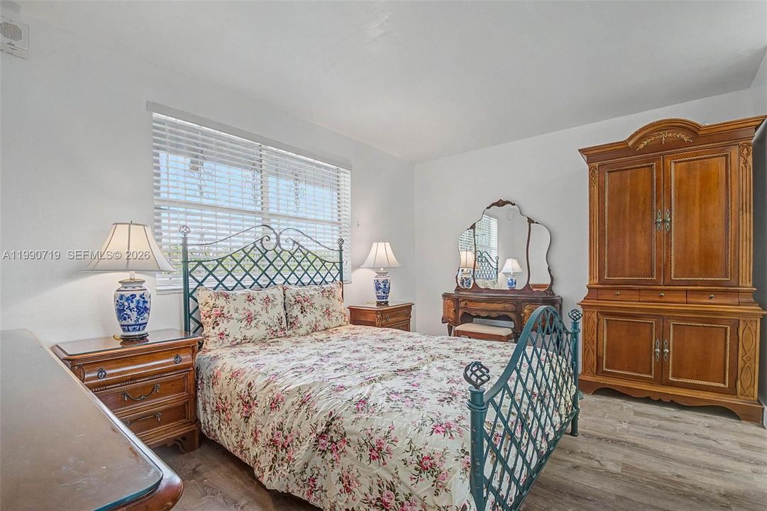 Active With Contract: $2,200 (1 beds, 1 baths, 904 Square Feet)