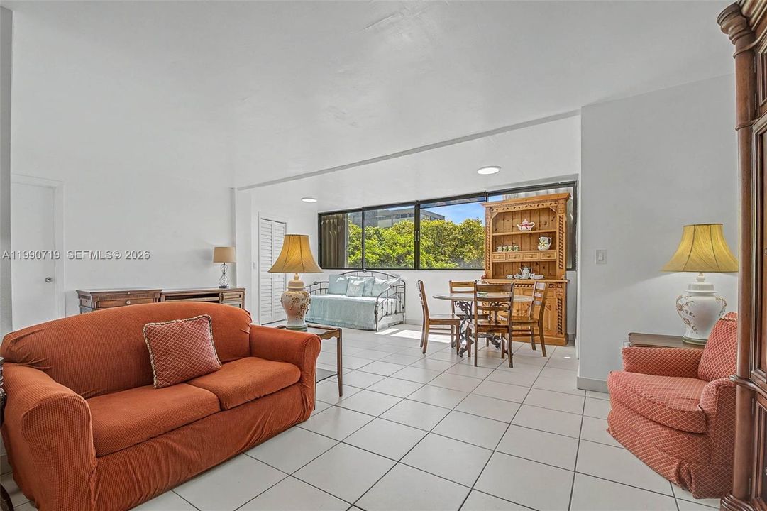 Active With Contract: $2,200 (1 beds, 1 baths, 904 Square Feet)