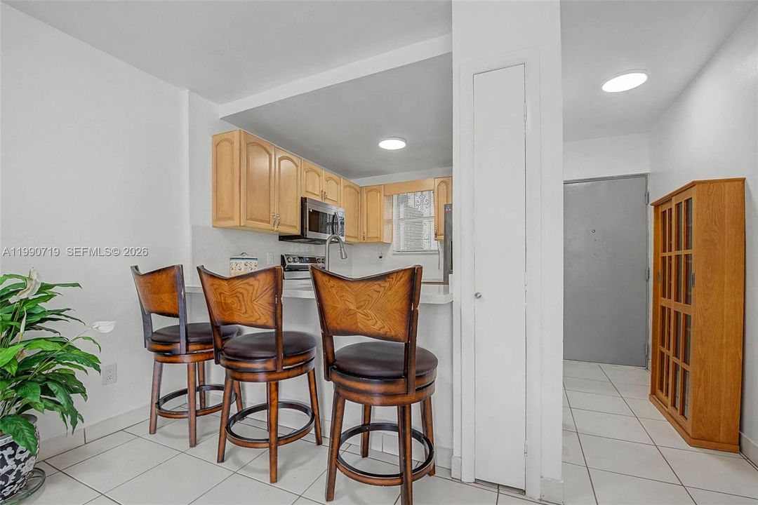 Active With Contract: $2,200 (1 beds, 1 baths, 904 Square Feet)