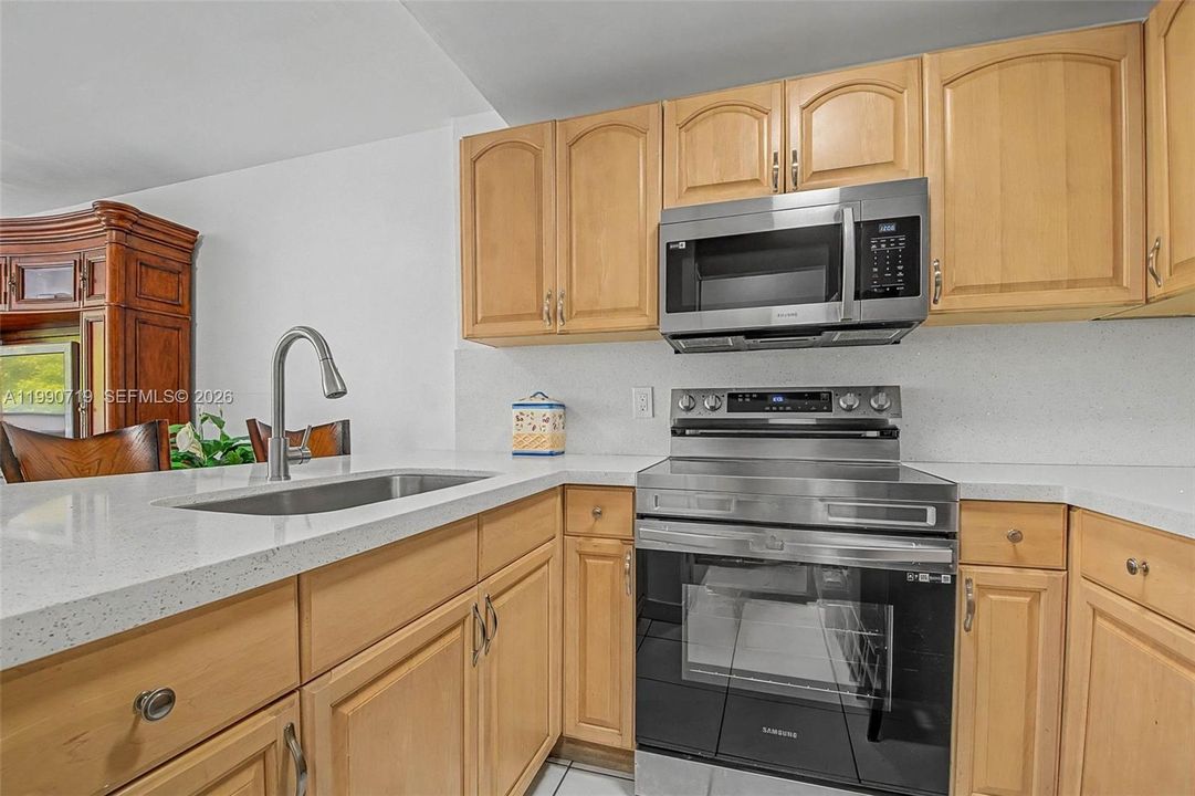 Active With Contract: $2,200 (1 beds, 1 baths, 904 Square Feet)